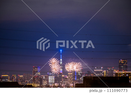 日本の川崎都市景観 4年ぶり多摩川花火大会。川崎市制記念多摩川花火大会の会場側。奥に六本木ヒルズなど 111090773