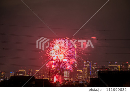 日本の川崎都市景観 4年ぶり多摩川花火大会。川崎市制記念多摩川花火大会の会場側。奥に六本木ヒルズなど 日本の川崎都市景観 4年ぶり多摩川花火大会。川崎市制記念多摩川花火大会の会場側。奥に六本木ヒルズなど 111090822