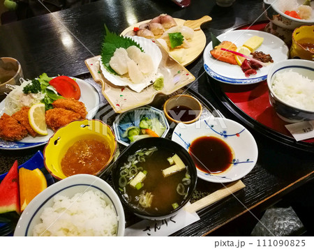牡蠣フライがついた御膳料理 牡蠣フライがついた御膳料理 111090825