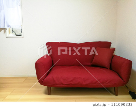 赤いソファ 111090832