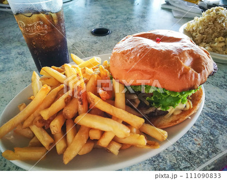 フライドポテトの盛り合わせとハンバーガー 111090833