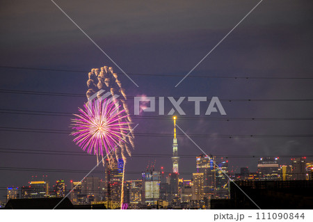 日本の川崎都市景観 4年ぶり多摩川花火大会。川崎市制記念多摩川花火大会の会場側。奥に六本木ヒルズなど 111090844