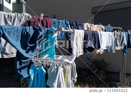 洗濯物を干す 洗濯物を干す 111091022