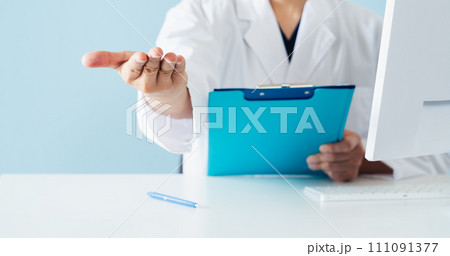 白衣を着たミドル男性医師 111091377