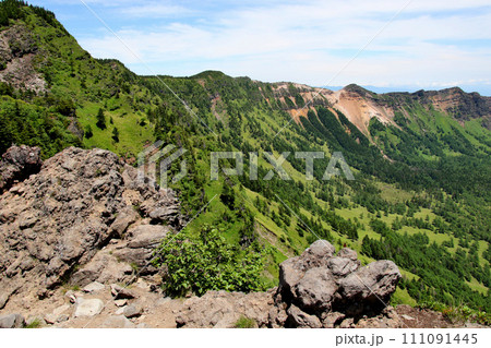 黒斑山山道　トーミの頭から浅間山外輪を望む 111091445