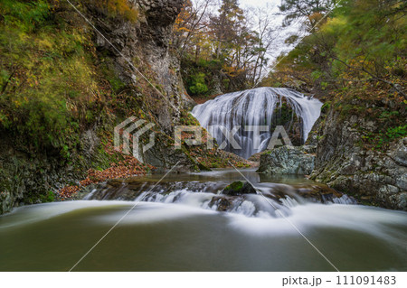 日本 山形県東根市関山にある関山大滝と紅葉した木々 日本 山形県東根市関山にある関山大滝と紅葉した木々 111091483