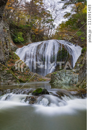日本 山形県東根市関山にある関山大滝と紅葉した木々 日本 山形県東根市関山にある関山大滝と紅葉した木々 111091485