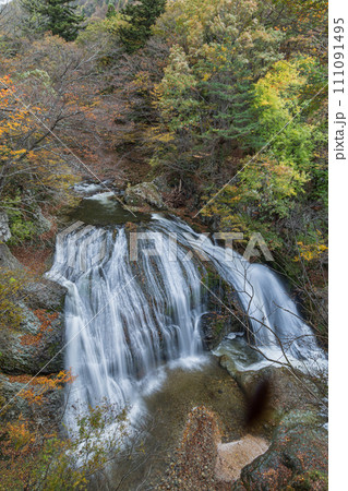 日本 山形県東根市関山にある関山大滝と紅葉した木々 日本 山形県東根市関山にある関山大滝と紅葉した木々 111091495