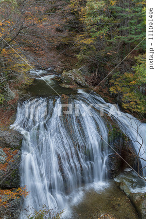 日本 山形県東根市関山にある関山大滝と紅葉した木々 日本 山形県東根市関山にある関山大滝と紅葉した木々 111091496