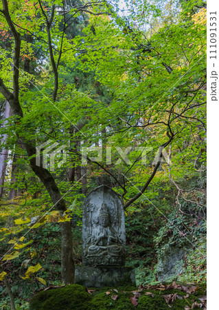 日本　山形県山形市にある立石寺、通称山寺の登山道沿いの風景 111091531