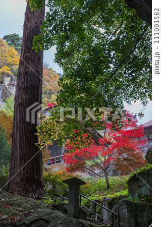 日本　山形県山形市にある立石寺、通称山寺の仁王門と紅葉 111091562