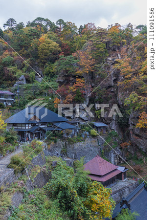 日本　山形県山形市にある立石寺、通称山寺の山内支院と紅葉した木々 111091586