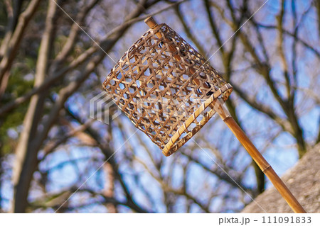 年中行事「事八日」で屋根に掲げられた竹ザル（世田谷区立岡本公園民家園） 111091833