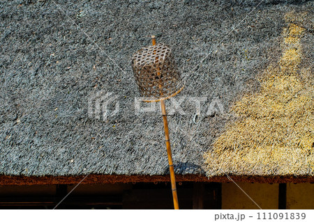 年中行事「事八日」で屋根に掲げられた竹ザル（世田谷区立岡本公園民家園） 111091839