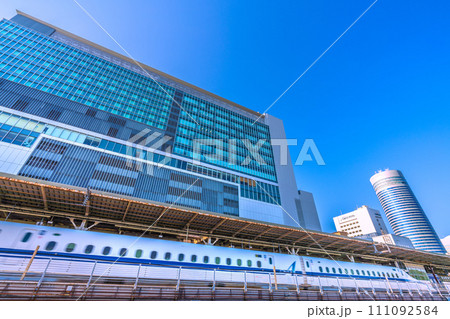 日本の横浜都市景観 新横浜駅と新幹線など…希望の時代へ… 111092584