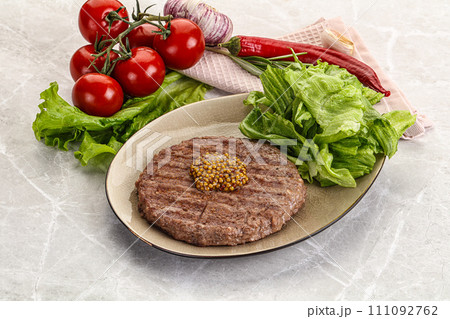 Frilled beef burger cutlet with iceberg 111092762