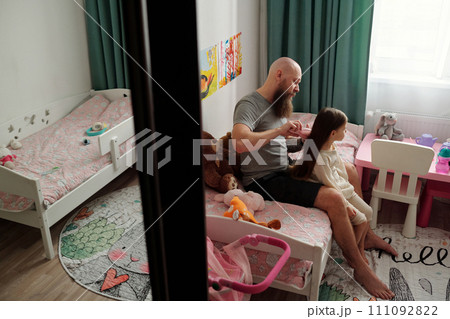 Brushing daughter hair in the morning 111092822