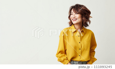 黄色いシャツを着た笑顔の女性 AI生成画像 黄色いシャツを着た笑顔の女性 AI生成画像 111093245