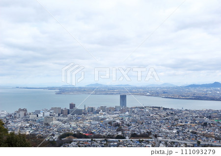 琵琶湖と大津市街地の風景 111093279