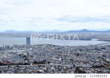 琵琶湖と大津市街地の風景 111093281