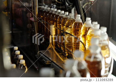 Packed bottles with carbonated drink 111093289