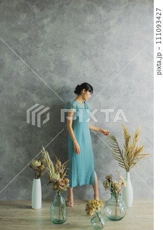 花を持つ女性 111093427