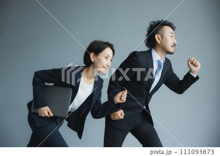 ミドルビジネスマン男女　　 111093673