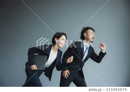 ミドルビジネスマン男女 ミドルビジネスマン男女 111093674