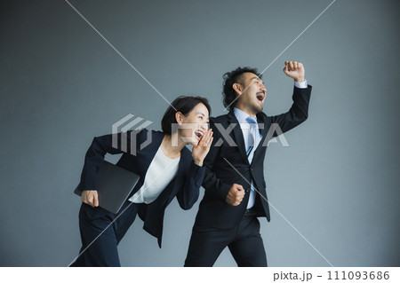 ミドルビジネスマン男女　　 111093686