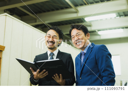 ミドルビジネスマン2人 111093791