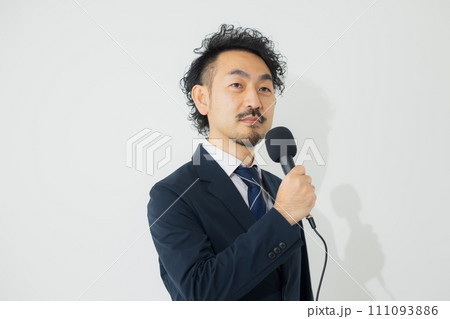 マイクを持ったビジネスマン マイクを持ったビジネスマン 111093886