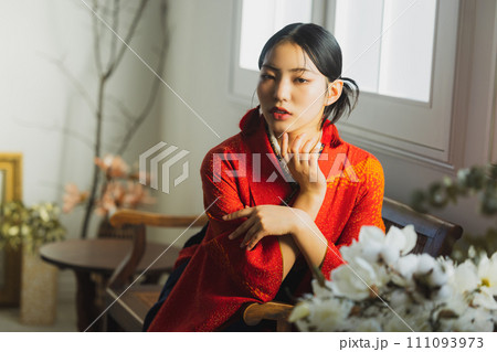 朱赤の振袖と袴を着た女性 朱赤の振袖と袴を着た女性 111093973