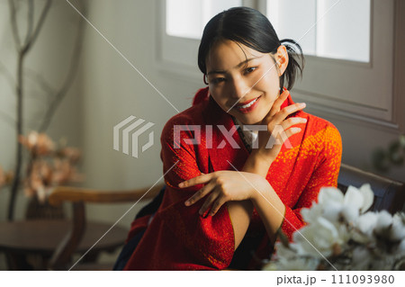 朱赤の振袖と袴を着た女性　　 111093980