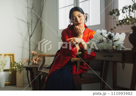 朱赤の振袖と袴を着た女性 朱赤の振袖と袴を着た女性 111093982