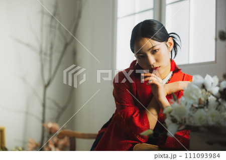 朱赤の振袖と袴を着た女性　　 111093984