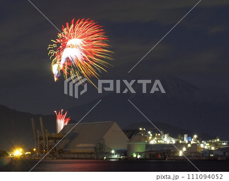 静岡県 清水港 富士と冬花火 1月 静岡県 清水港 富士と冬花火 1月 111094052