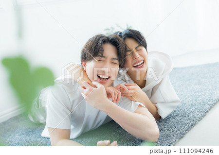 リラックスウエアを着てくつろぐカップル  111094246