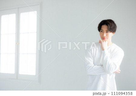 白いシャツの男性　 111094358