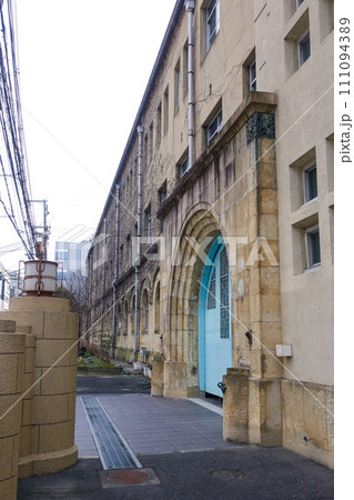 様々に活用される旧下京中学校成徳学舎の建物(京都府京都市) 様々に活用される旧下京中学校成徳学舎の建物(京都府京都市) 111094389