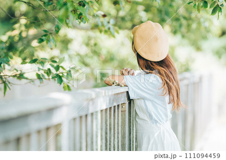 麦わら帽子をかぶった若い女性の後ろ姿の写真素材 [111094459] - PIXTA
