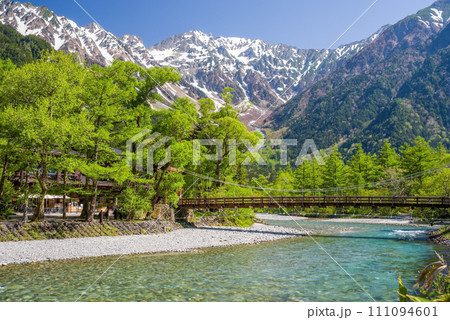 《新緑シーズン！初夏の上高地》河童橋と残雪の穂高連峰 111094601
