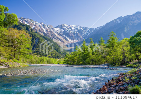 《新緑シーズン！初夏の上高地》梓川の川原から望む爽やかな新緑風景 111094617