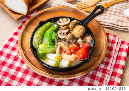 スペイン料理　アヒージョ 111094816