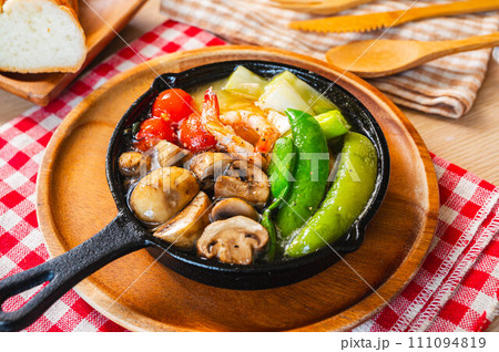 スペイン料理　アヒージョ 111094819