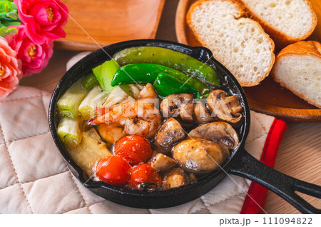 えびとマッシュルームのアヒージョ えびとマッシュルームのアヒージョ 111094822