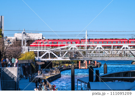 日本の東京都市景観 隅田公園やすみだリバーウォーク、電車などを望む＝令和6年1月27日 111095209