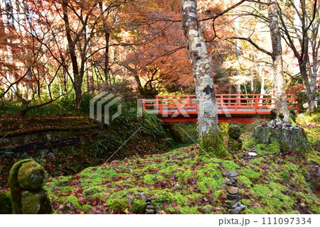 京都市 大原三千院のおさな地蔵と律川と朱色の橋 京都市 大原三千院のおさな地蔵と律川と朱色の橋 111097334