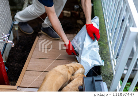 庭に砂利を敷く男性 園芸 ガーデニング 庭に砂利を敷く男性 園芸 ガーデニング 111097447