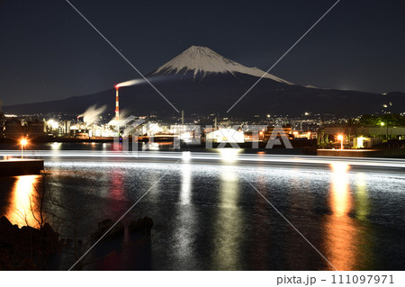 月下富士と工場夜景 <富士市> 月下富士と工場夜景 <富士市> 111097971
