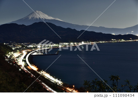 月下富士と工場夜景 <さった峠> 月下富士と工場夜景 <さった峠> 111098434